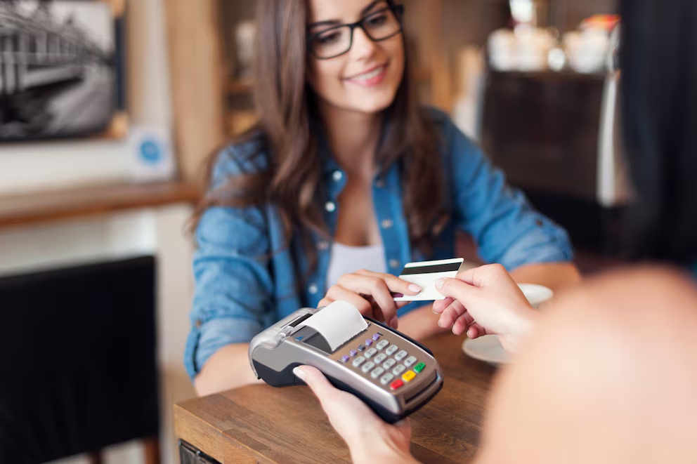 Los intereses de tarjetas de crédito suben en Colombia