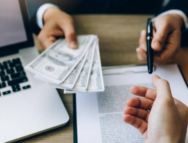 ¿Cuánto pagaría al mes por un préstamo de $100 millones?